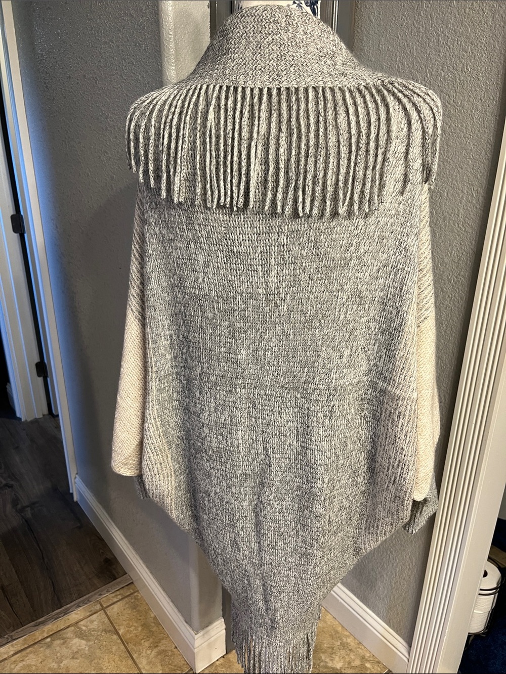 ON HOLD please don’t buy!

Fringed Open-Front Cardigan Sweater - Cream & Gray - Picture 5 of 8